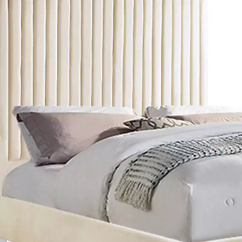 Grand lit double 86 po – Panneau rembourré en velours beige, cadre en bois, pieds en acrylique