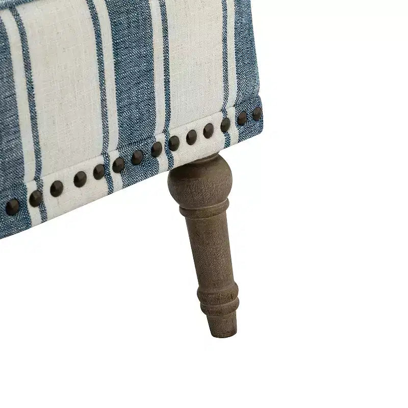 Fauteuil rembourré en bois avec clous décoratifs et motif à rayures