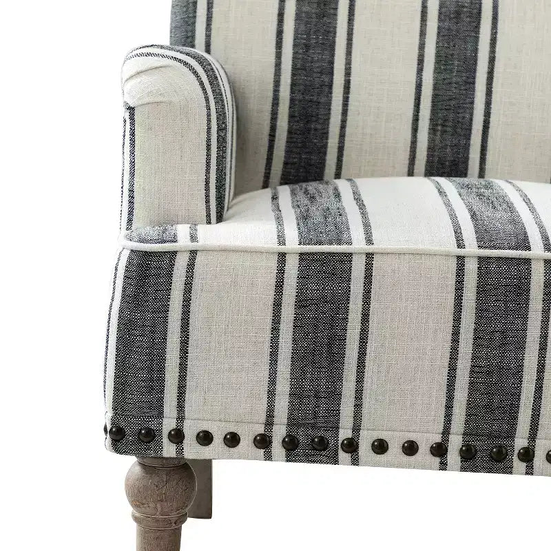 Fauteuil rembourré en bois avec clous décoratifs et motif à rayures