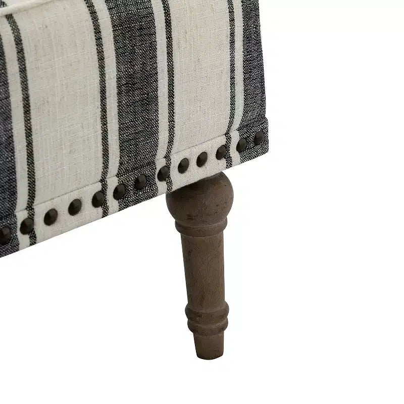 Fauteuil rembourré en bois avec clous décoratifs et motif à rayures