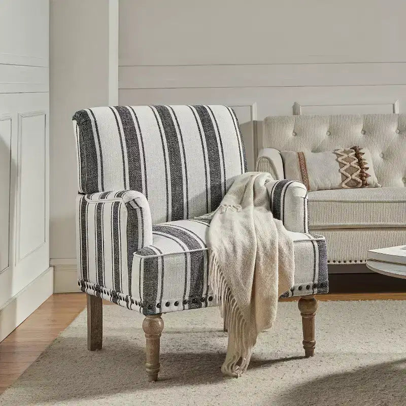 Fauteuil rembourré en bois avec clous décoratifs et motif à rayures